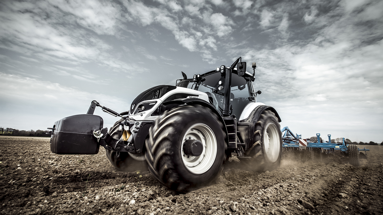 valtra t4 series wite on the field working